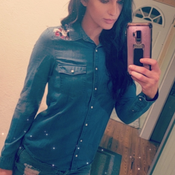 H&M Tops - Button up (snaps) Denim inspired top
